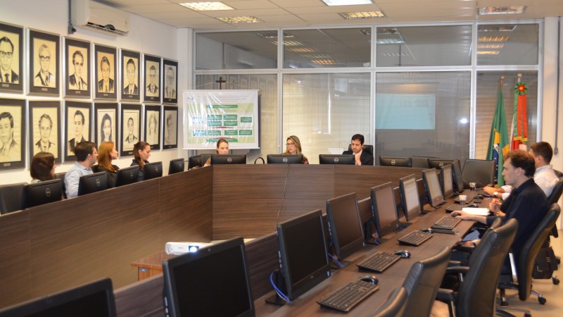 Foto dos membros da Comissão ao redor de uma mesa