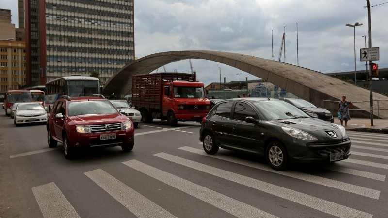 imagem de veículos em movimento no trânsito