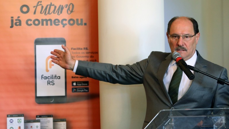 foto do Governador Sartori mostrando banner com imagem do aplicativo facilita rs