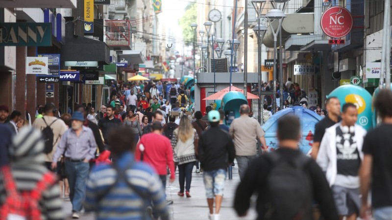 foto de pessoas caminhando na rua praia no centro de porto alegre (rua dos andradas)