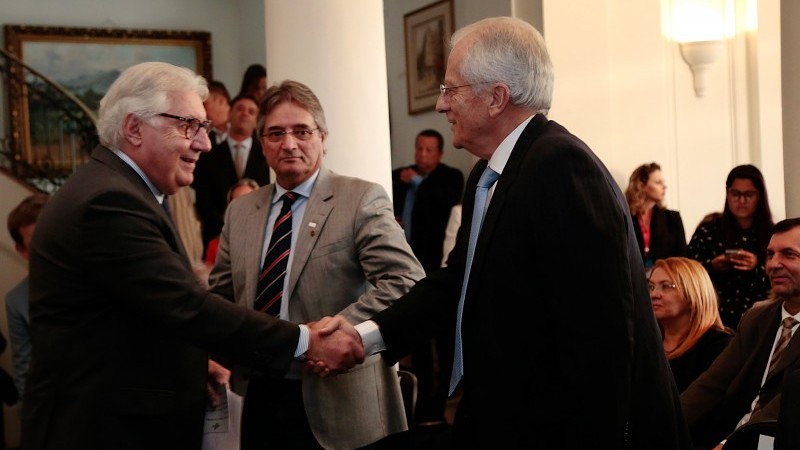 foto do governador em exercício cumprimentando o presidente do sebrae rs