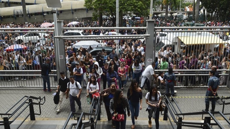 imagem alunos entrando no portao escola