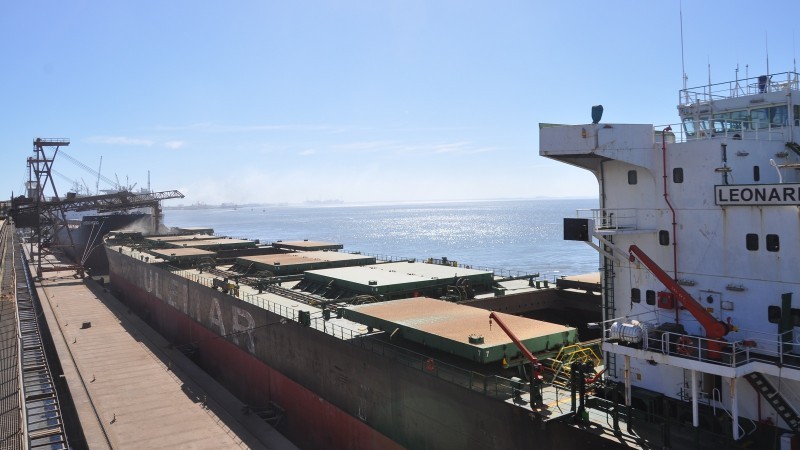 foto de navio ancorado no porto de rio grande no rio grande do sul