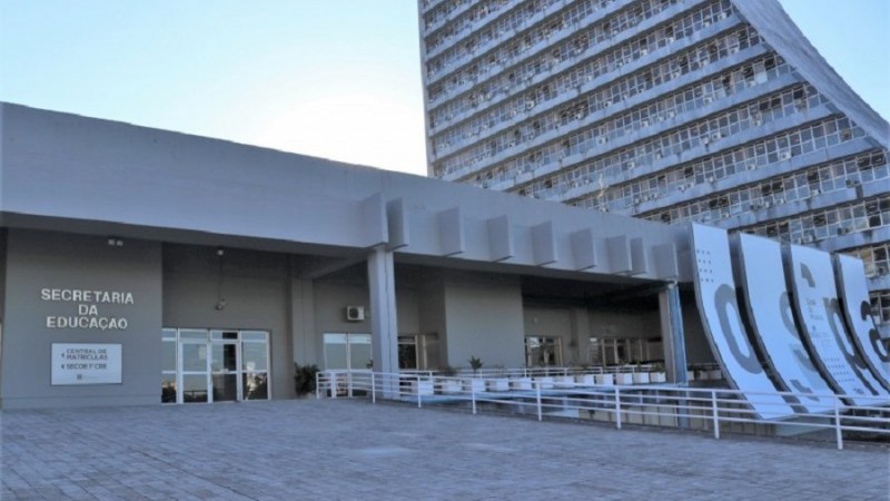 foto da fachada da secretaria de educação do estado no centro adminsitrativo