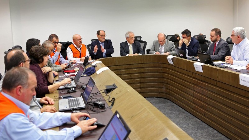 foto de reunião em mesa redonda do governador e vice governador do estado do rio grande do sul cm demais membros do comitê de crise