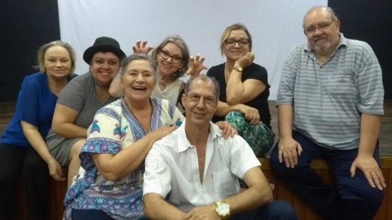 foto dos artistas que dão aula para os alunos com mais de 45 anos