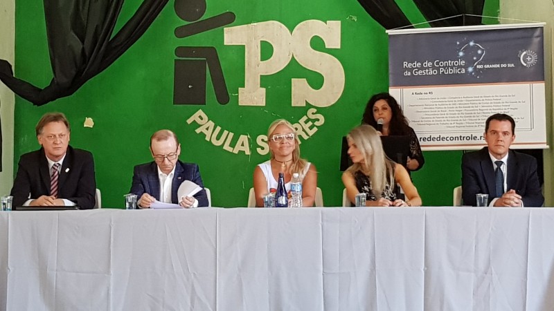 Foto dos integrantes da mesa no evento